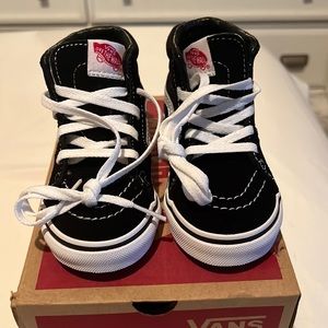 Black & White VANS sneaker, size 7 in toddlers - BRAND NEW - NEVER WORN!